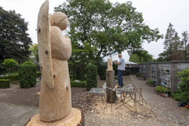 Houten engelen op begraafplaats Heythuysen